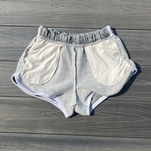 VS PINK 2.5” Curved Hem Sweat Varsity Shorts Heathered Gray Gradient Graphic XS - Picture 11 of 14